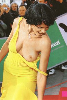 Слава случайно засветила голую грудь на премии MTV, 2007