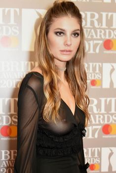 Сочная голая грудь Камилы Морроне на The Brit Awards, 2017