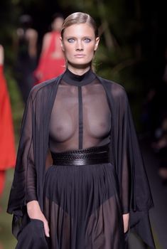 Голая грудь Констанс Яблонски в прозрачном наряде на Balmain Fashion Show