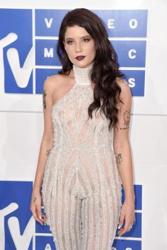 Обнажённая Холзи в прозрачном наряде на MTV Video Music Awards, 2016