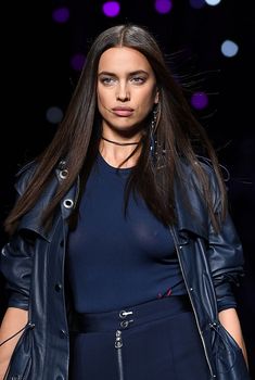 Красивая Ирина Шейк засветила грудь сквозь прозрачный наряд на Versace Fashion Show, 2016